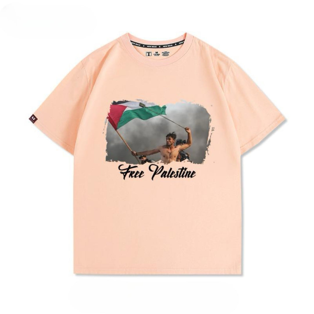Free Palestine t-shirt med motiv af demonstrant og palæstinensisk flag