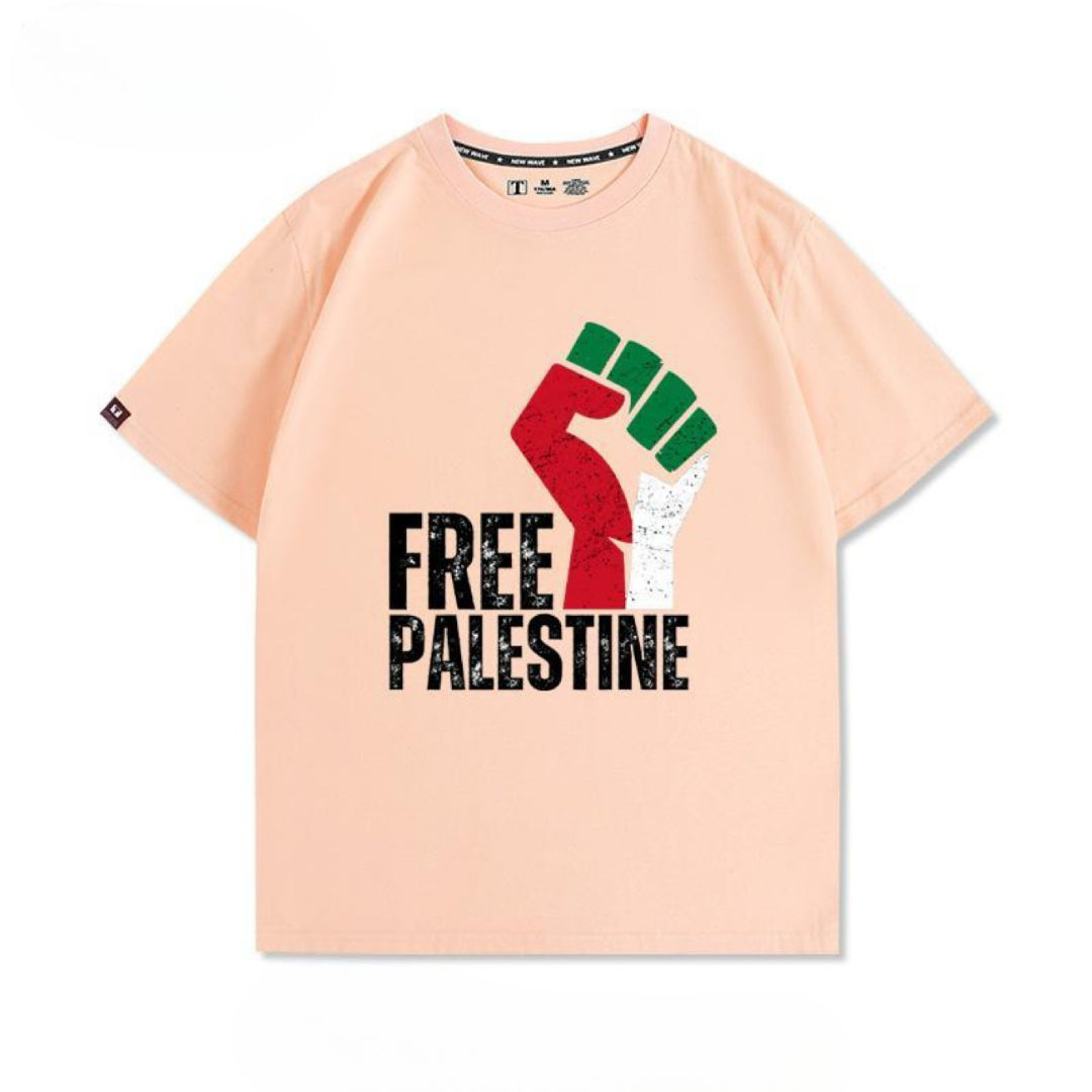 Free Palestine t-shirt med knyttet næve og farverigt flagmotiv