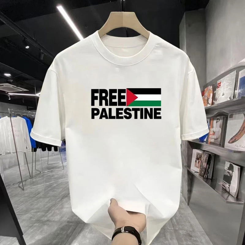 Hvid T-shirt med et grafisk tryk, med teksten "Free Palestine".