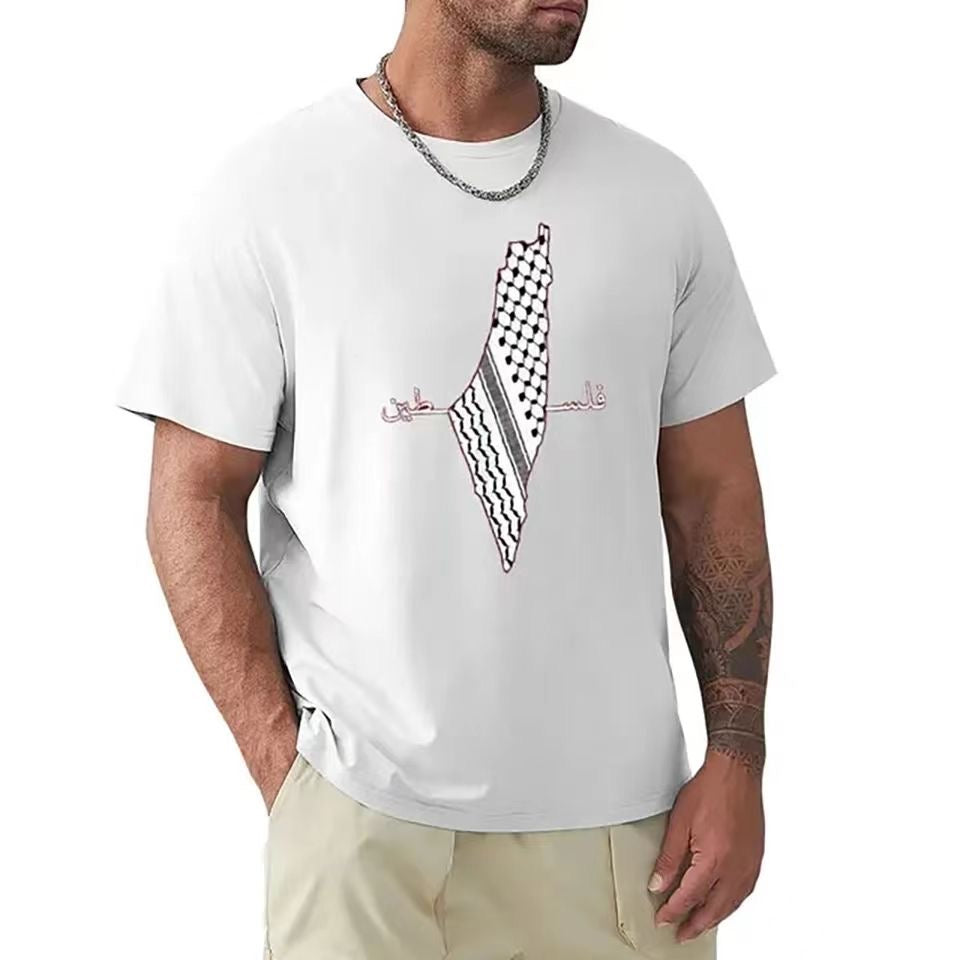 Mand iført hvid palæstinensisk t-shirt med tryk af Palæstina kort.