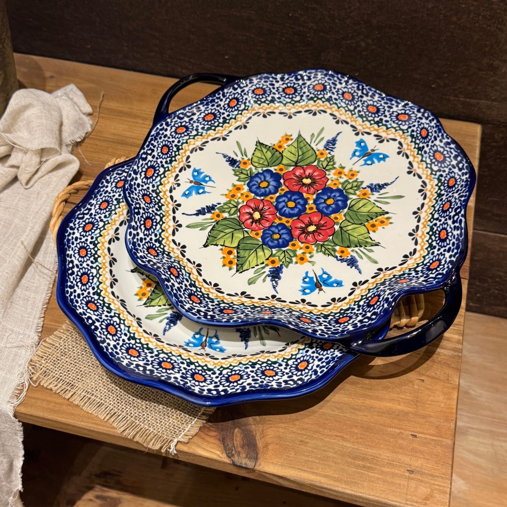 2 Blåt og hvidt keramikfad med håndtag inspireret af mellemøstligt design og mønstre