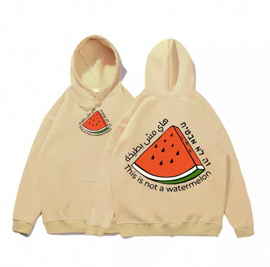 Beige hoodie med stor vandmelon og teksten “This is not a watermelon”
