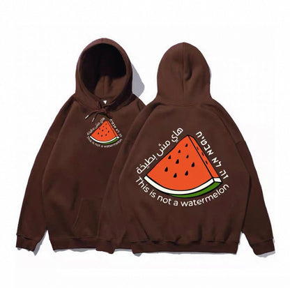 Brun hoodie med stor vandmelon og teksten “This is not a watermelon”