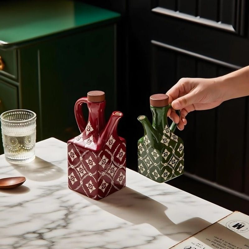 En stor rød og en lille grøn keramisk olivenolieflaske