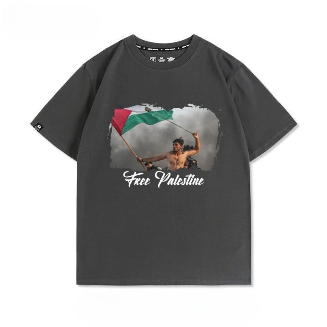 Free Palestine t-shirt med motiv af demonstrant og palæstinensisk flag