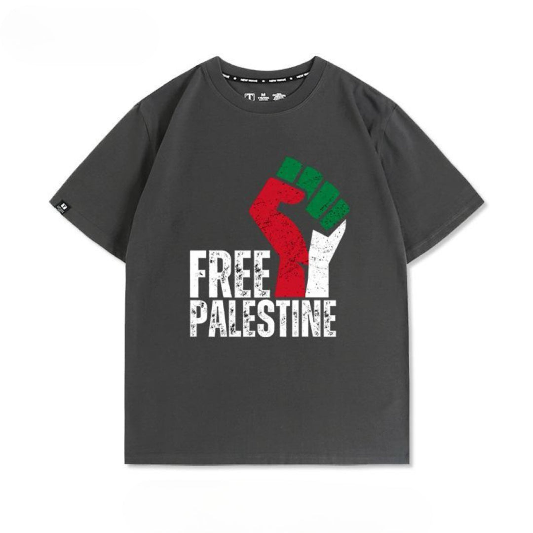 Free Palestine t-shirt med knyttet næve og farverigt flagmotiv