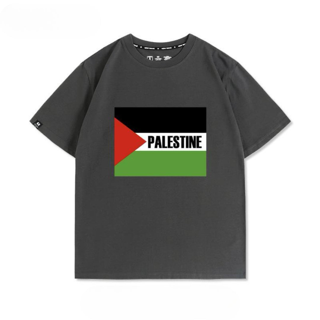 Free Palestine T-shirt med stort knyttet næve-design og farverigt flag