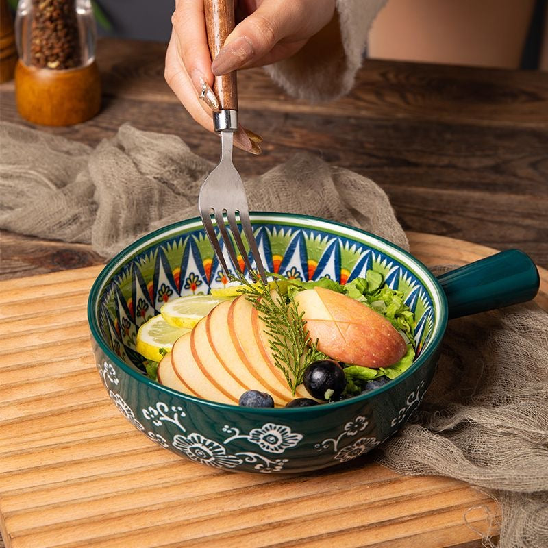 Grøn boho keramikskål med mandala mønster og salat