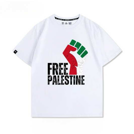Free Palestine t-shirt med knyttet næve og farverigt flagmotiv