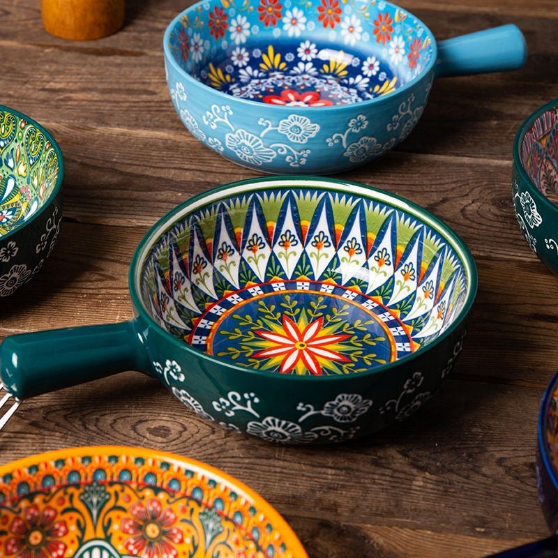 Nærbillede af boho-keramikskål med grønne og blå mandala-detaljer