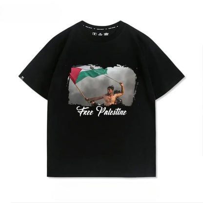 Free Palestine t-shirt med motiv af demonstrant og palæstinensisk flag