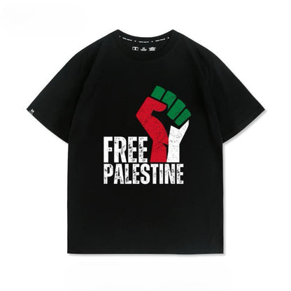 Free Palestine t-shirt med knyttet næve og farverigt flagmotiv