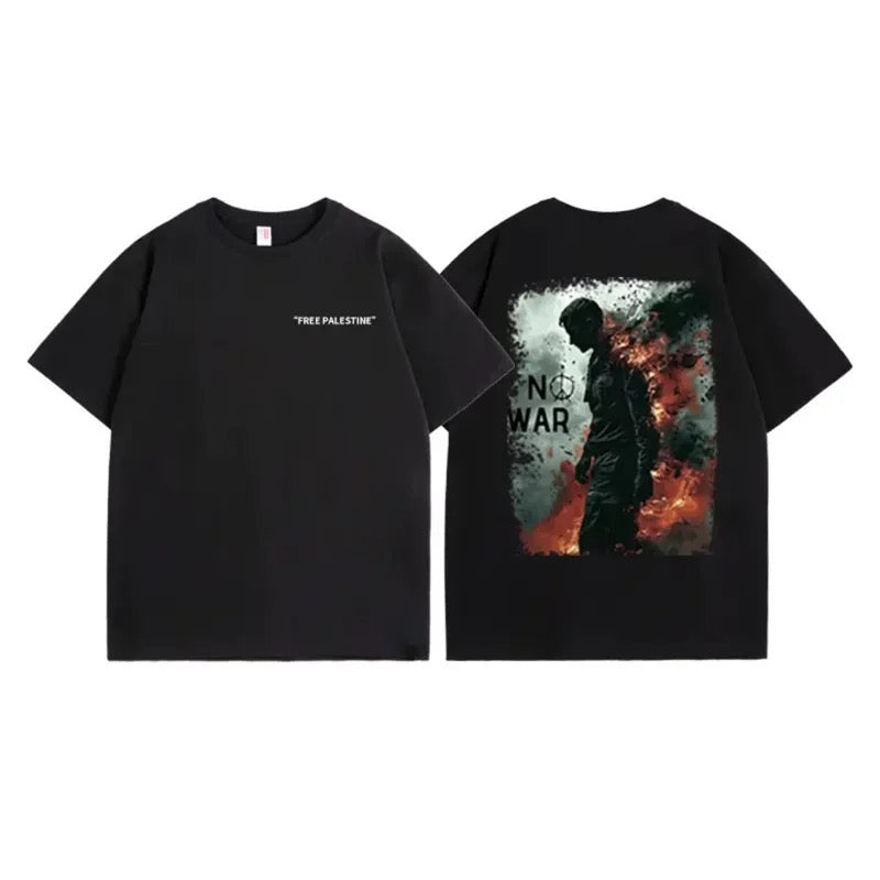 Sort T-shirt med Aaron Bushnell der brænder