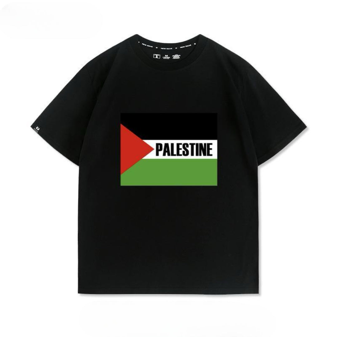 Free Palestine T-shirt med stort knyttet næve-design og farverigt flag