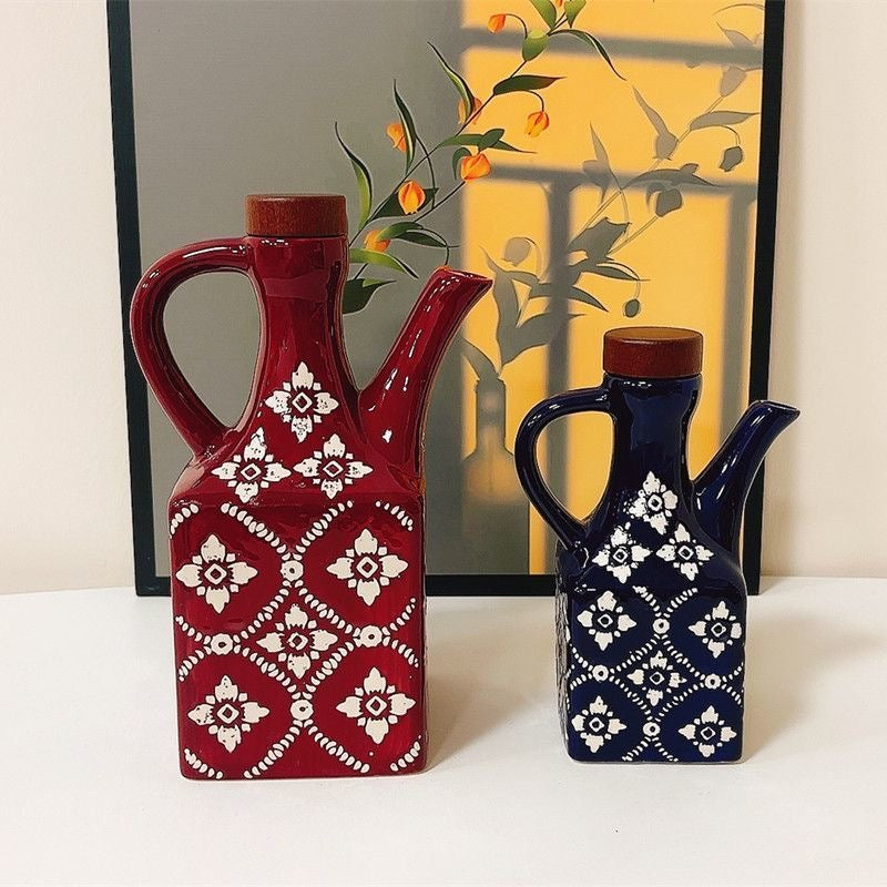 Stor keramisk olivenolieflaske rød trælåg og lille keramisk olivenolieflaske blå