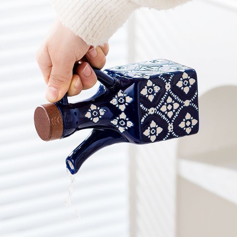 Blå keramisk oliedispenser nærbillede