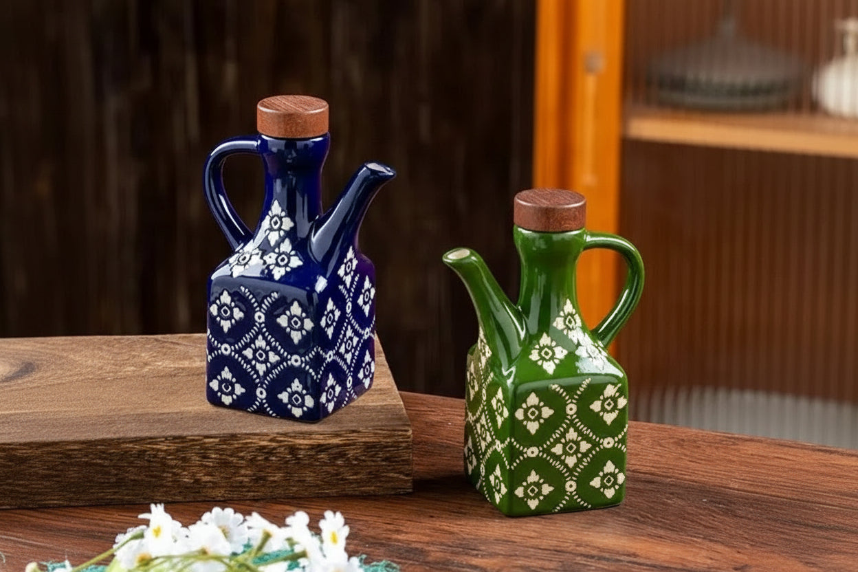 blå keramisk olivenolieflaske og grøn keramisk olivenolieflaske