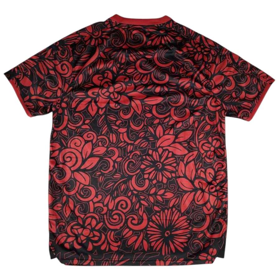 Bagside af FC Palestina fodboldtrøje i dyb rød med fuldt blomstermønster og sorte detaljer
