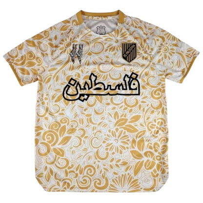Fuld frontal visning af eksklusiv FC Palestina fodboldtrøje med guldmalet ornamentalt blomstermønster og arabisk calligraphy