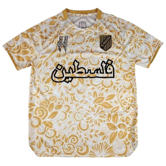 Fuld frontal visning af eksklusiv FC Palestina fodboldtrøje med guldmalet ornamentalt blomstermønster og arabisk calligraphy