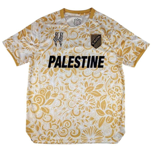 Frontbillede af hvid fodboldtrøje med guldfarvet arabesk-mønster og stort PALESTINE tryk på brystet.