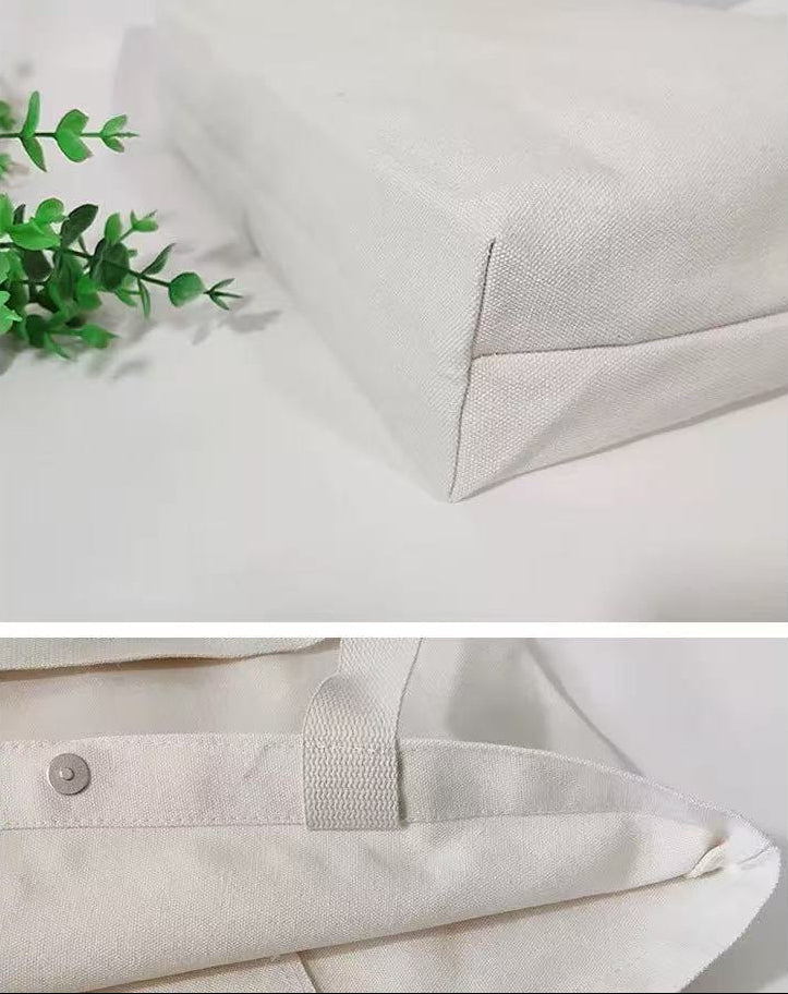 Detalje af mulepose med knaplukning og indvendig lomme.