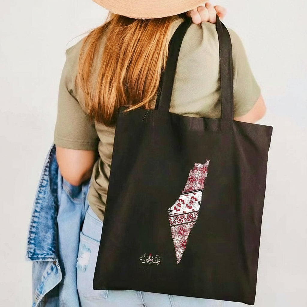 Sort Palæstina mulepose med rødt mønster og dekorativ skrift