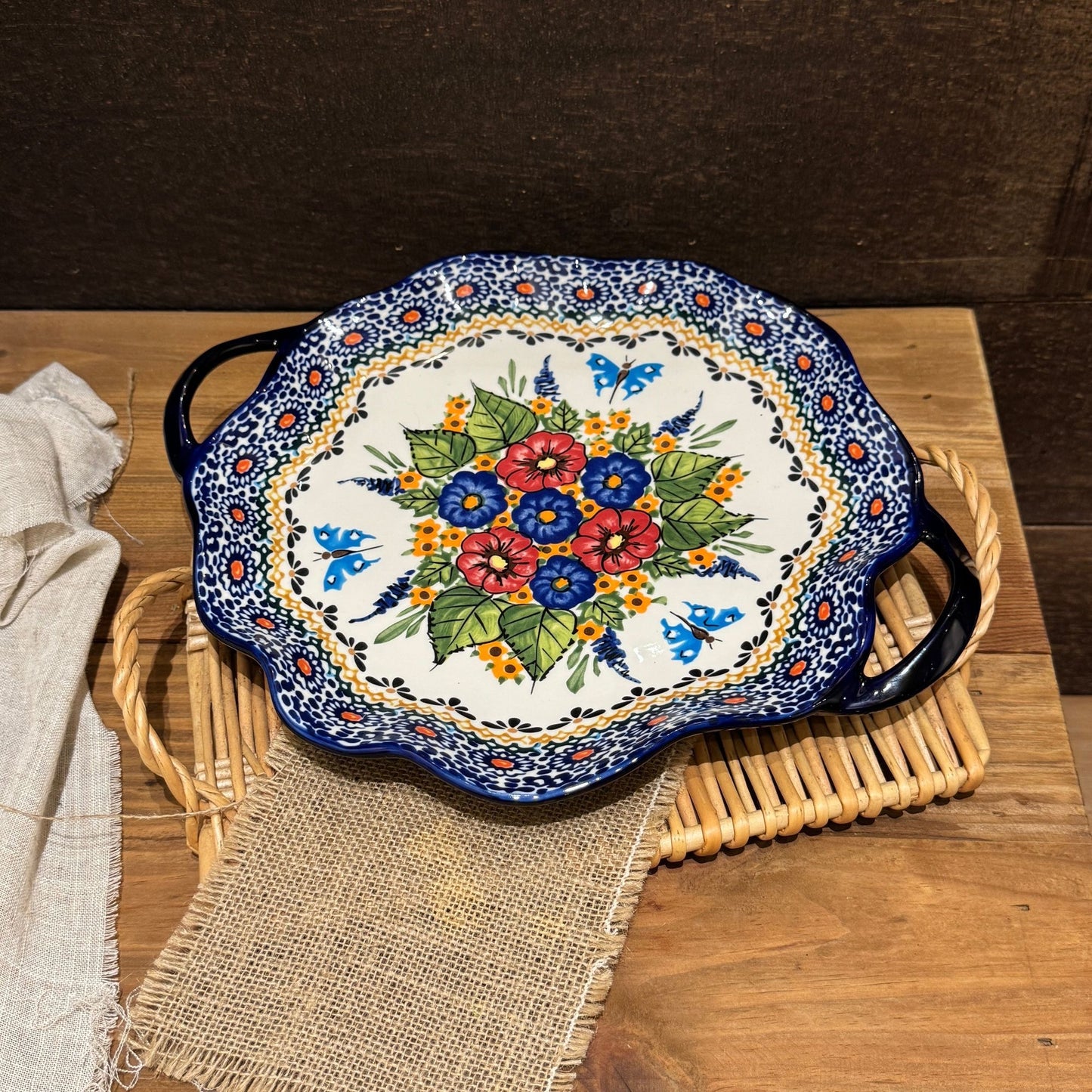 Blåt og hvidt keramikfad med håndtag inspireret af mellemøstligt design og mønstre