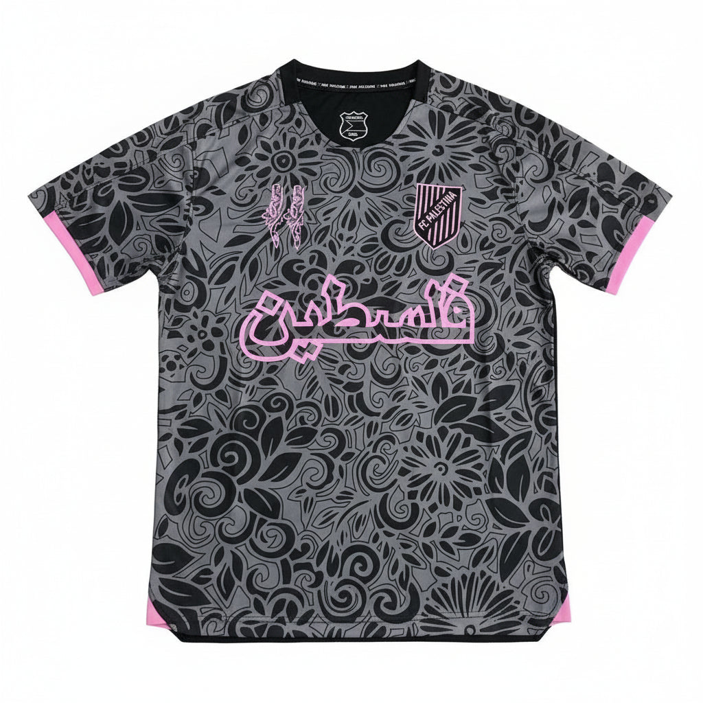 Grå og sort Palestine football jersey med blomstermønster og pink arabisk Palestine tekst