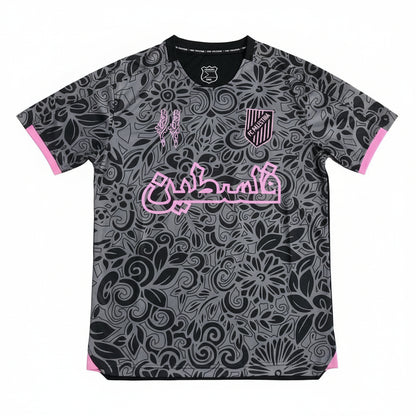 Grå og sort Palestine football jersey med blomstermønster og pink arabisk Palestine tekst
