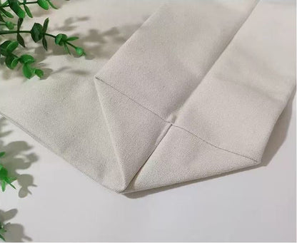 Visning af muleposens store kapacitet og brede bund.