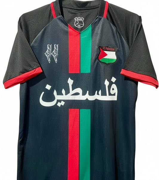 Sort FC Palestine fodboldtrøje forfra med arabisk skrift
