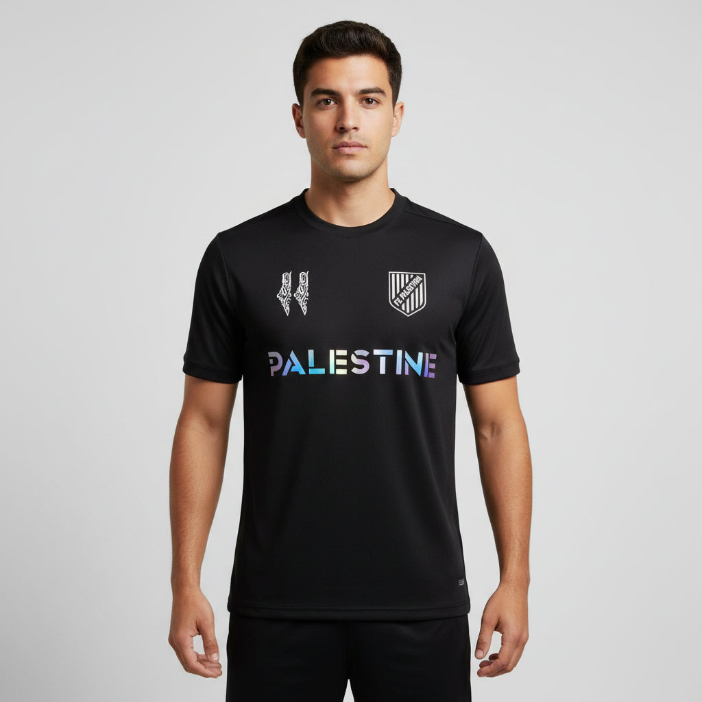Sort FC Palestine fodboldtrøje forfra på model
