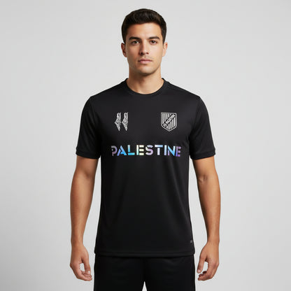 Sort FC Palestine fodboldtrøje forfra på model