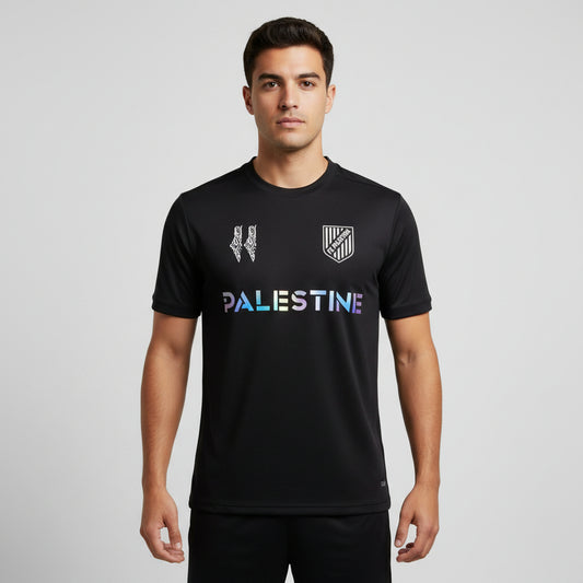Sort FC Palestine fodboldtrøje forfra på model